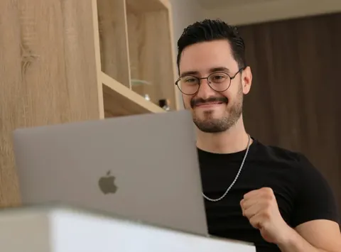 Bilgisayar başında gülümseyen bir adam